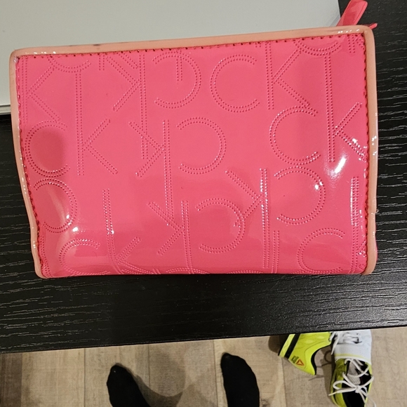 Calvin Klein bright pink wallet - Picture 3 of 8
